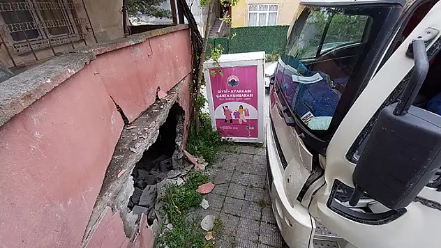 Park halindeki kamyon hareket ederek çarptığı metruk binanın duvarını yıktı