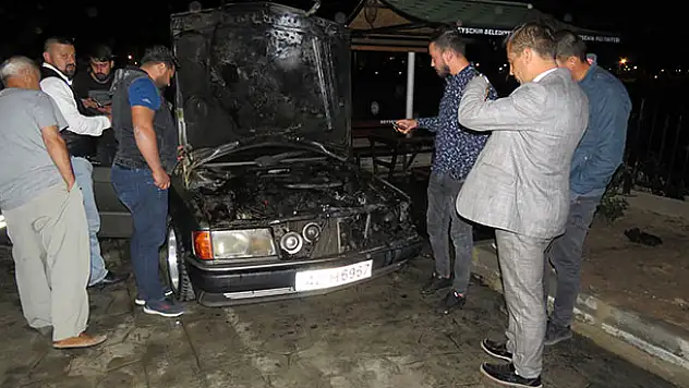 Park halindeki otomobil alev aldı