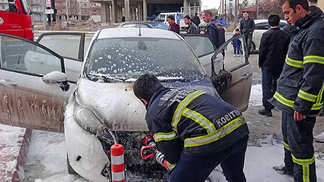 Park halindeki otomobil alev alev yandı