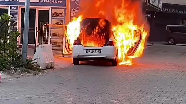 Park halindeki otomobil alev topuna döndü: Geriye hurda yığını kaldı
