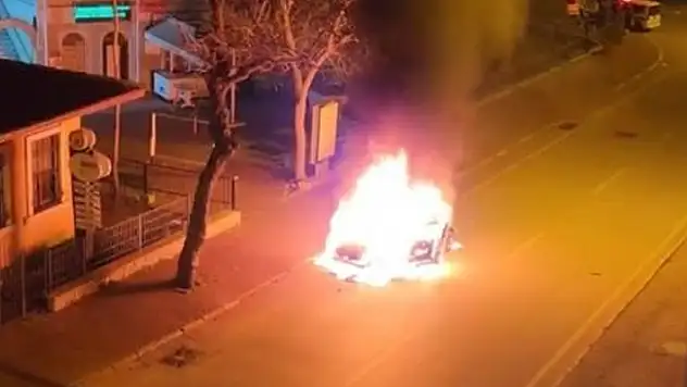 Park halindeki otomobil alev topuna döndü
