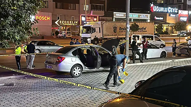 Park halindeki otomobilde otururken silahlı saldırıya uğradılar: 1 ölü, 1 yaralı