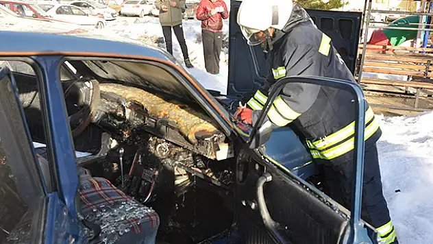Park halindeki otomobilde yangın çıktı