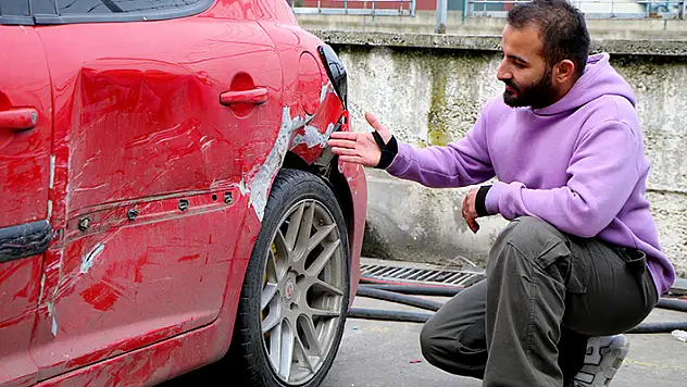 Park halindeki otomobile 2 ayda 4 kez çarptılar

