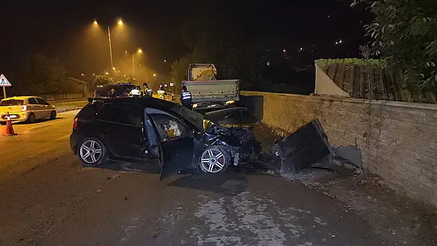 Park halindeki tıra çarpan otomobilin sürücüsü hayatını kaybetti
