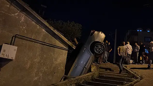 Park halindeyken hareket eden otomobil, ev ile istinat duvarı arasındaki boşluğa düştü
