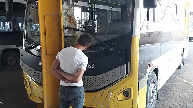 Park halindeyken hareket eden özel halk otobüsünün çarptığı 2 şoför yaralandı

