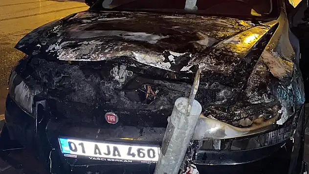 Park halindeyken kendi kendine çalışıp hareket eden otomobil, yol kenarındaki demir dubaya çarpıp alev aldı
