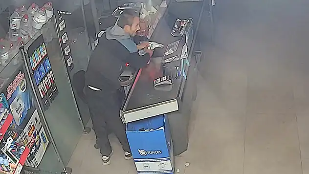 Parke taş ile kapısını kırdığı marketten 40 paket sigara çaldı

