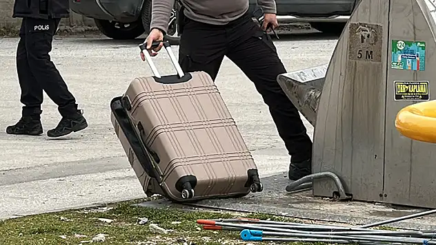 Parkta fünye ile patlatılan valizden taş parçaları çıktı