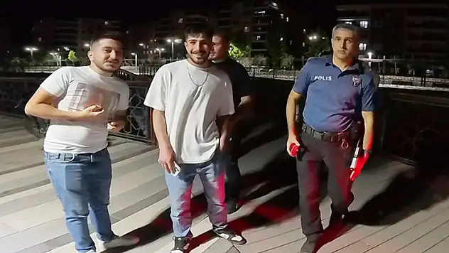 Parkta motosiklet sürdü, polise direnip gazeteci ve bekçilerin görüntüsünü çekti