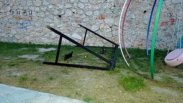 Parkta sallanırken devrilen demir salıncağın altında kalan Yağız hayatını kaybetti