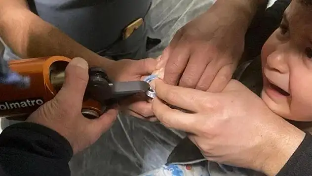Parmağı gazoz açacağına sıkışan çocuğu itfaiye kurtardı
