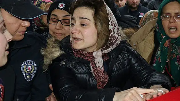 Parmağındaki yüzüğü gösterince gözyaşları sel oldu