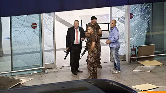 Patlama sonrası özel harekat ve bomba imha ekibi olay yerinde