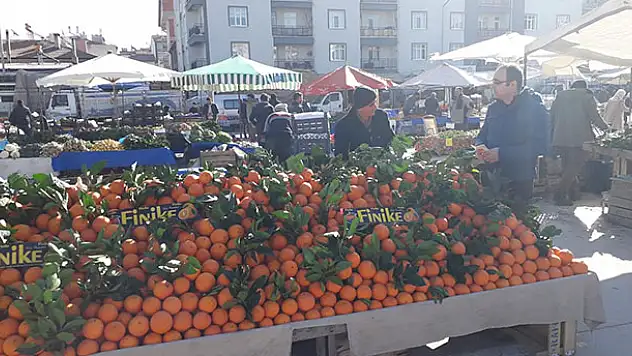 Pazar yerindeki meyve satıcıları meyve sineği zararlısına karşı bilgilendirildi