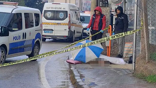 Pazara giderken öldü cenazenin ıslanmaması için üzerine şemsiye koydular
