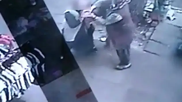 Pazarcı kadınların saç saça baş başa kavgası kamerada
