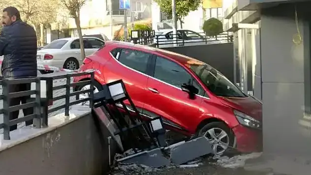 Pedalları karıştıran sürücü apartman dairesine çarparak durabildi
