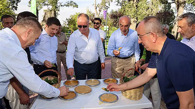 Pekmez ve bulgur kaynatma etkinliği için Meram Bağı'nda üçüncü kez kazanlar kuruldu