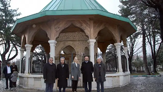 Pelin Çift ve Tufan Gündüz'den Nasreddin Hoca Türbesi'ne ziyaret
