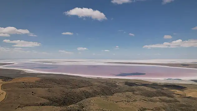 Pembe renge bürünen Tuz Gölü, turistlerin ilgi odağı