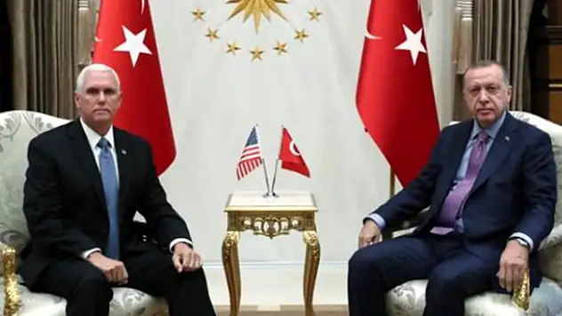 Pence ile Erdoğan görüşmesinde dikkat çeken anlar! Pence sarılmak istedi Erdoğan sadece tokalaştı