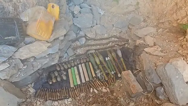 Pençe-Kilit bölgesinde çok sayıda silah ve mühimmat ele geçirildi

