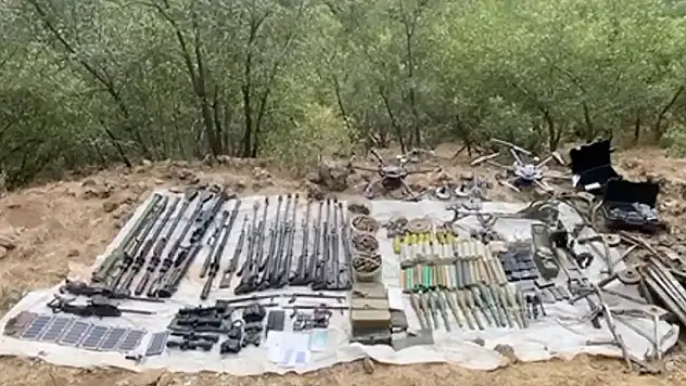 Pençe-Kilit Operasyonu bölgesinde çok sayıda silah, mühimmat, tıbbi malzeme ve yaşam malzemesi ele geçirildi
