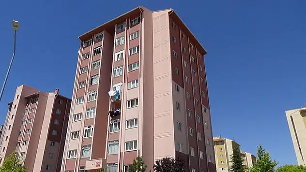 Pencere silerken 8. kattan düşen 3 çocuk annesi kadın hayatını kaybetti
