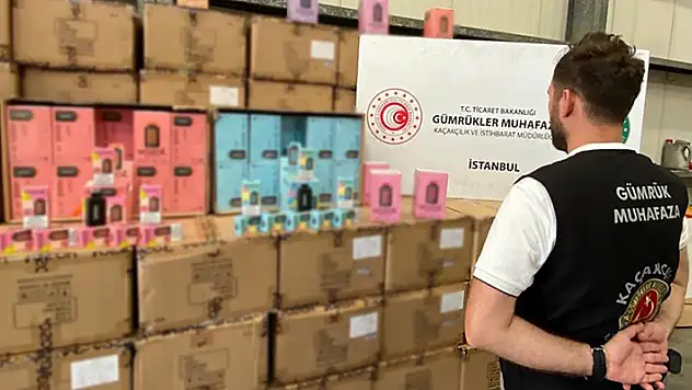 Pendik Limanı'nda 43 bin 200 kaçak elektronik sigara ele geçirildi
