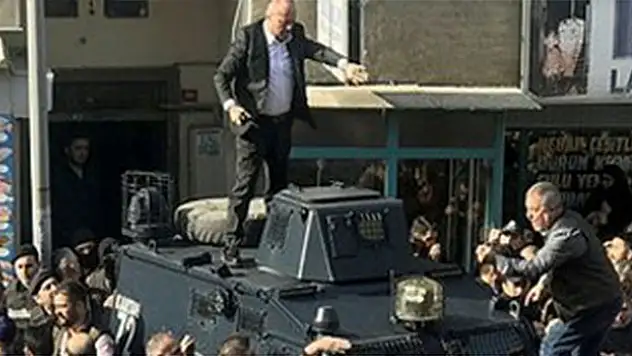 Pendik'ta polis özel harekat zanlıyı öfkeli kalabalığın linç girişiminden zor kurtardı