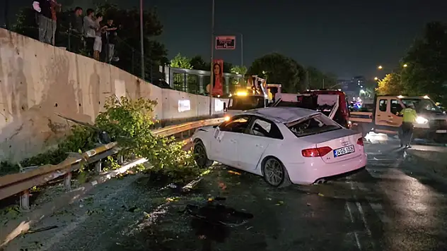 Pendik'te, bariyerlere çarpıp alt yola düşen otomobilin sürücüsü aracını bırakıp kaçtı
