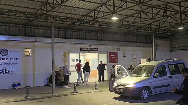 Pendik'te, İETT otobüsünden inerken motosikletin çarptığı yolcu ağır yaralandı: O anlar kamerada
