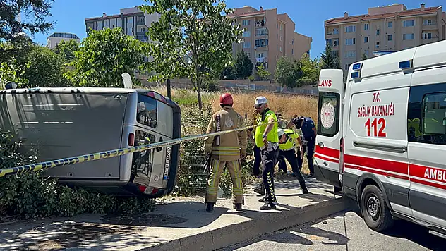 Pendik'te kontrolden çıkan araç kaldırımda yürüyen yayayı ezdi
