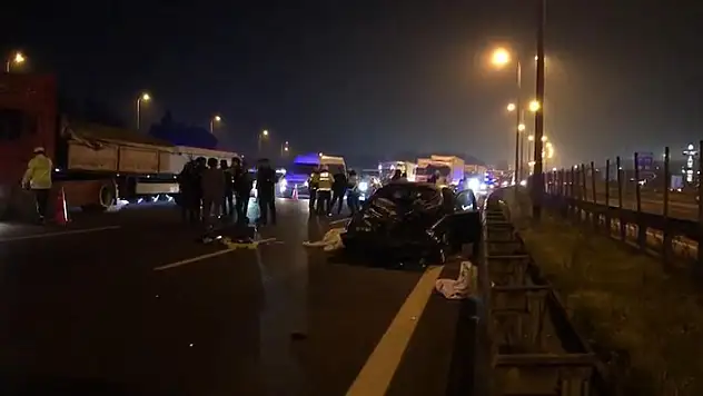 Pendik TEM Otoyolu'nda otomobil yayalara çarptı: 5 ölü, 1 yaralı

