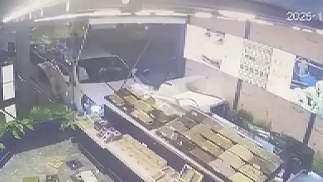 Pendik'te direksiyon hakimiyetini kaybedip dükkana daldı