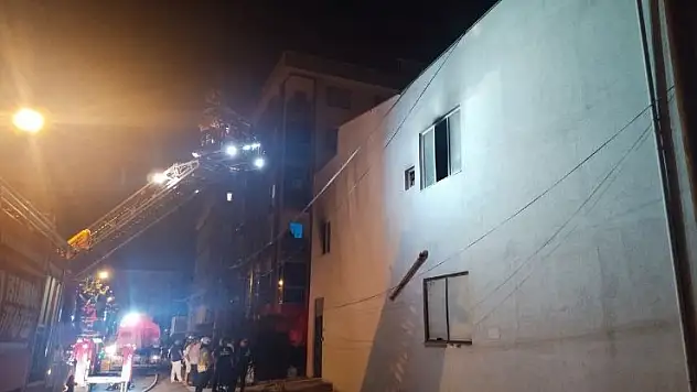 Pendik'te elektrik kablosu deposunda yangın