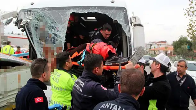 Personel taşıyan midibüs ile kamyonetin çarpıştığı feci kazada 9 kişi yaralandı
