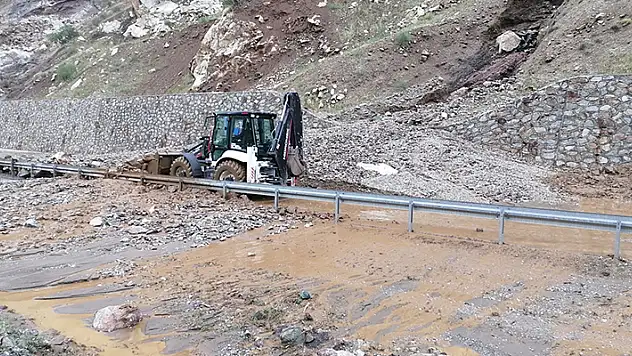 Pervari- Hizan kara yolunda heyelan yol ulaşıma kapandı
