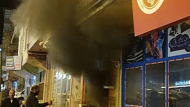 Pet shopta çıkan yangında kuş ve balıklar öldü, iş yeri sahibi yaralandı
