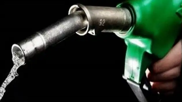 Petrol fiyatları Aralık ayından beri ilk kez 50 doların altına indi