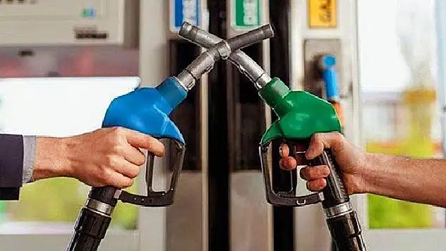 Petrol fiyatları uçtu benzin ve motorine bu gece çok büyük zam geliyor! Motorin fiyatı yarın Konya'da 24 liraya dayanacak
