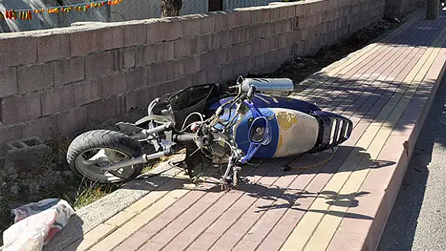 Pikap ile motosiklet çarpıştı: 1 ölü, 2 yaralı