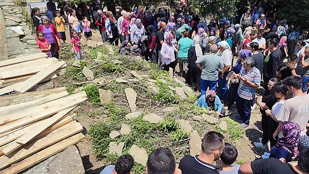 Pikniğe giderken göle düşen otomobilde ölen aynı aileden 4 kişi, toprağa verildi
