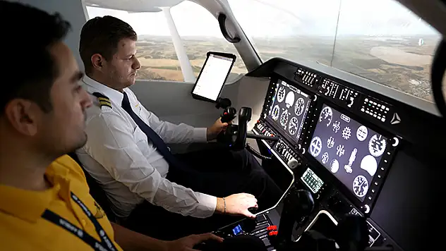 Pilot adayları simülasyon merkezinde gerçek zamanlı uçuş deneyimi yaşıyor