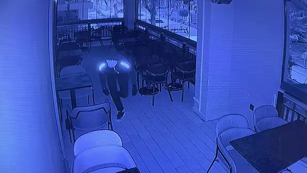 Pişkin hırsız iki gün üst üste aynı kafeye girdi, kameraları hesaba katmadı
