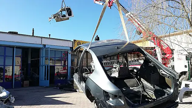Piyasa değeri tam 1.5 milyon TL! Konya'da hacizli ve çalıntı araçları parçalayıp satanlara operasyon: 3 gözaltı