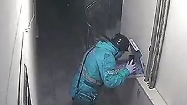 Pizzaya tüküren kurye güvenlik kamerasında