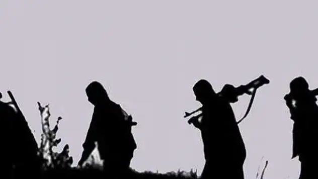 PKK'lı teröristler beş iş makinesı yaktı
